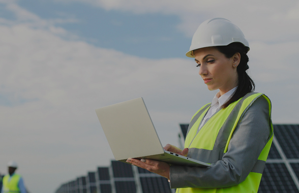 Trabajadora en energía fotovoltaica ENEL X